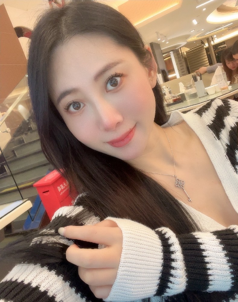 14UB17 照片5325张 视频2402个 中国女 成熟少妇 素颜 无夸张的滤镜和妆容 素材贴近生活 生活日常 各国旅游 丝袜 生活素材超级丰富 自拍多 视频包含实况Live