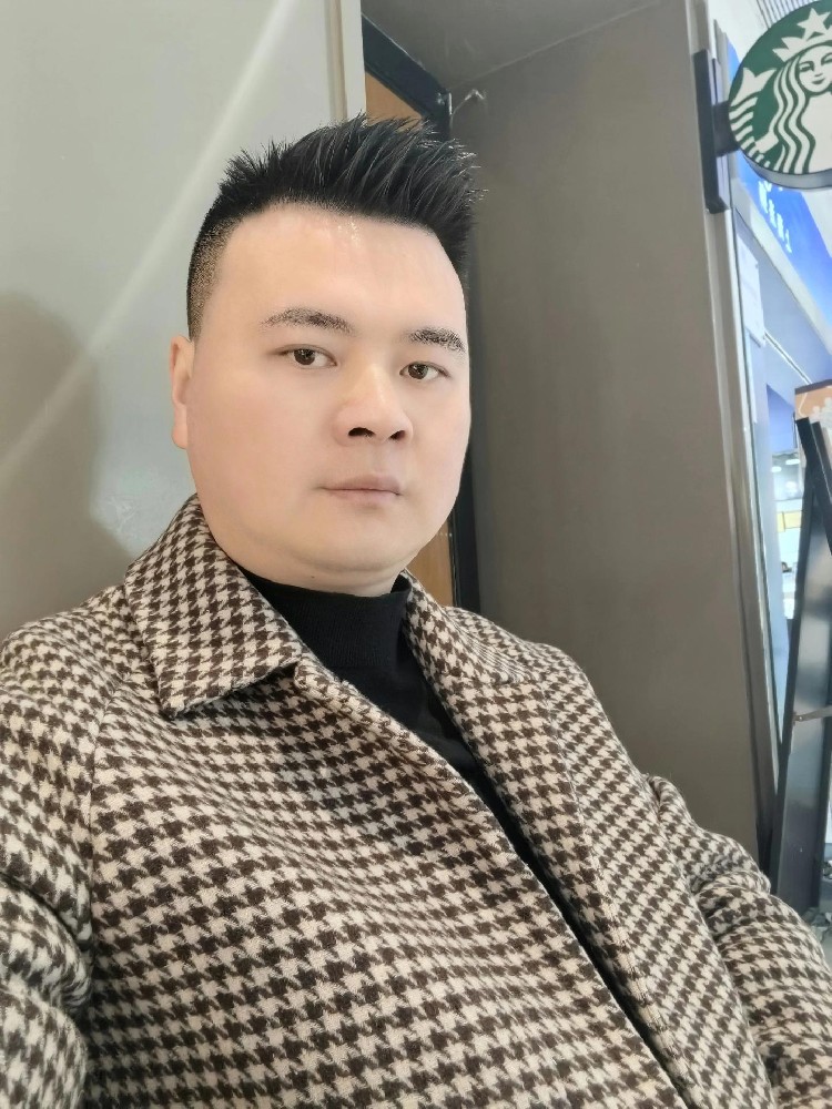 D047 照片241张 视频589个 中国男 成熟男士 工作日常  豪车座驾 自拍照多 春夏秋冬照片均有